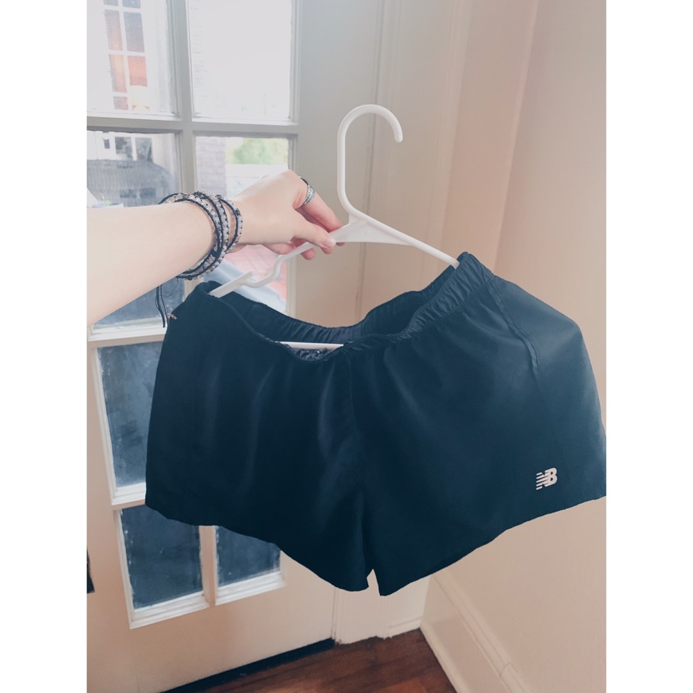 NEW BALANCE RUNNING SHORTS// SIZE M